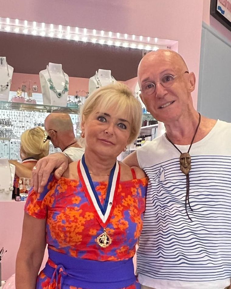 Sabine Comble portant la médaille de Meilleur Ouvrier de France dans son centre à Saint-Raphaël