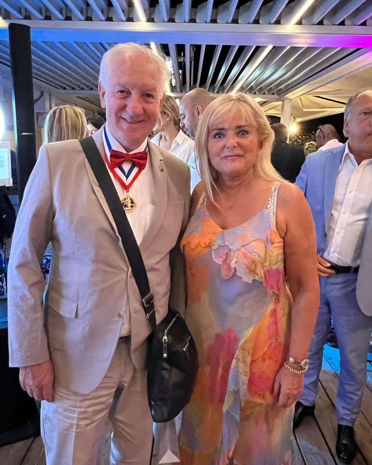 Sabine Comble entourée de confrères Meilleurs Ouvriers de France