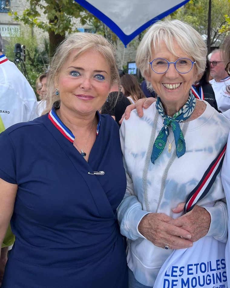 Sabine Comble en tenue de travail et col tricolore aux Étoiles de Mougins