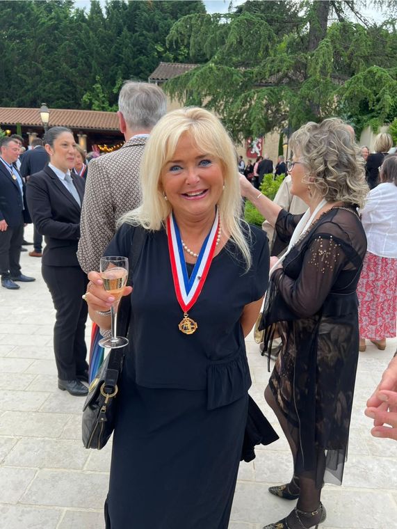 Sabine Comble portant la médaille de Meilleure Ouvrière de France