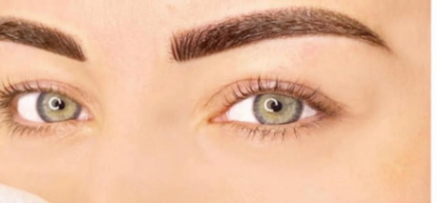 Sourcils redessinés en maquillage permanent, technique du poudrage